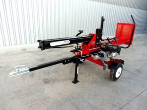 Brise-bûches hydraulique rouge et noir, modèle Garden Pro by Brico Forest, sur roues, avec moteur à essence, prêt à être attelé.