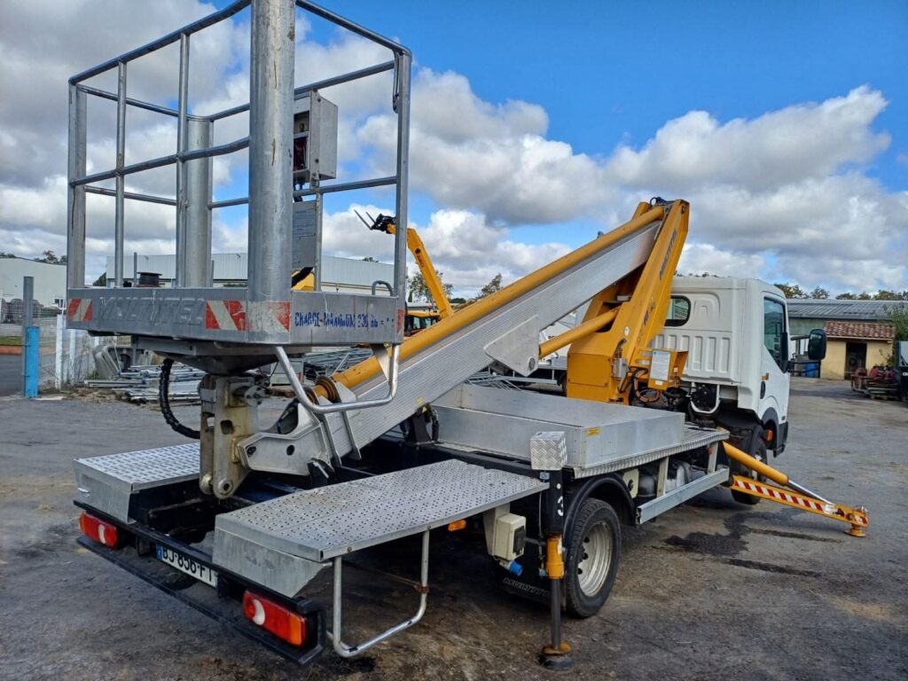PEMP (Plateforme Élévatrice Mobile de Personnes) Multitel montée sur camion blanc, bras articulé jaune et nacelle, avec stabilisateur déployé.
