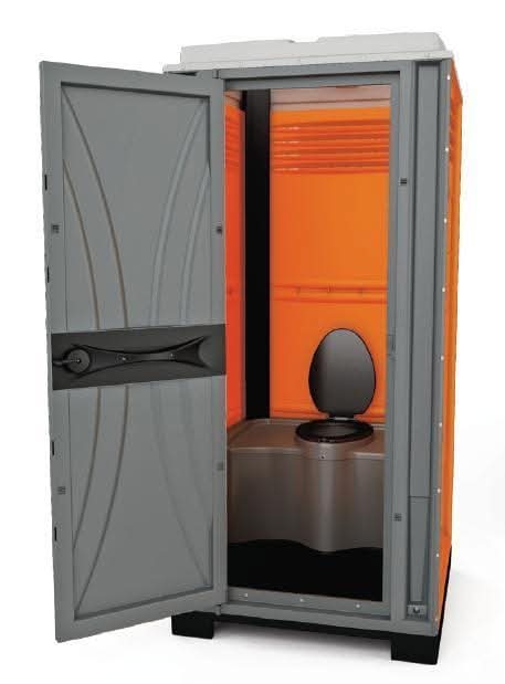 Toilettes portables modernes gris et orange avec porte ouverte révélant un siège de toilette noir, intérieur clair.